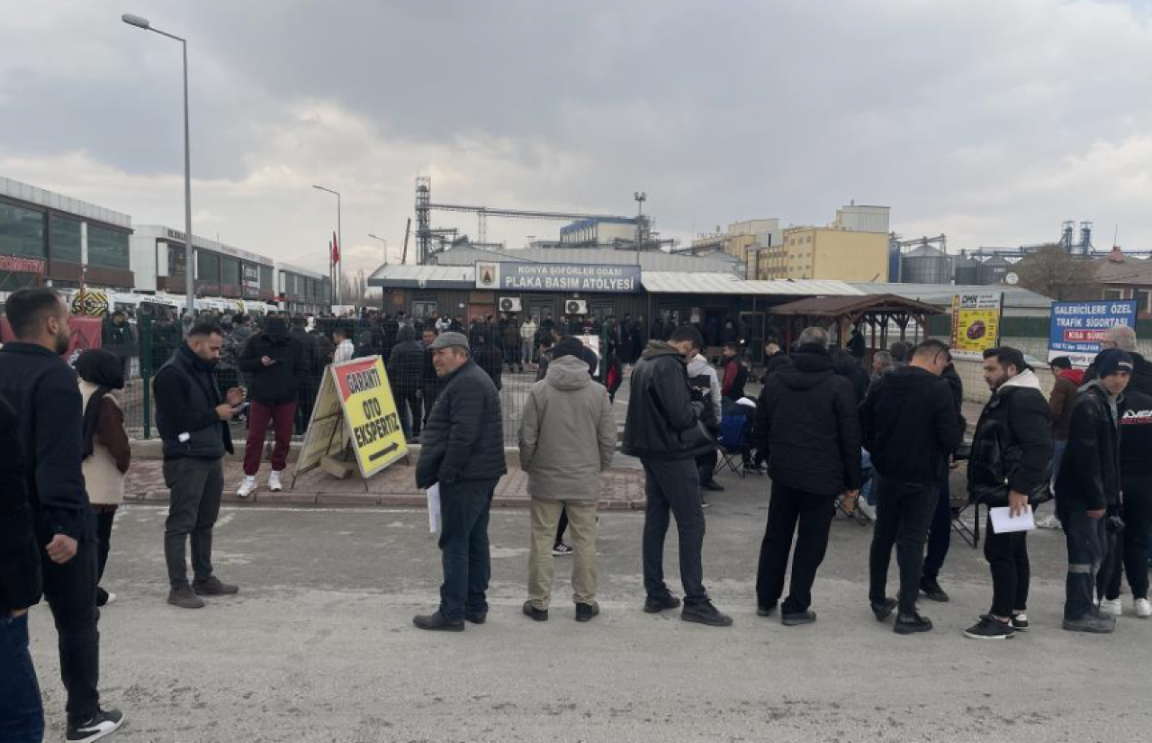 İndirim kuyruğu değil plaka kuyruğu! Ceza korkusuyla akın ettiler!