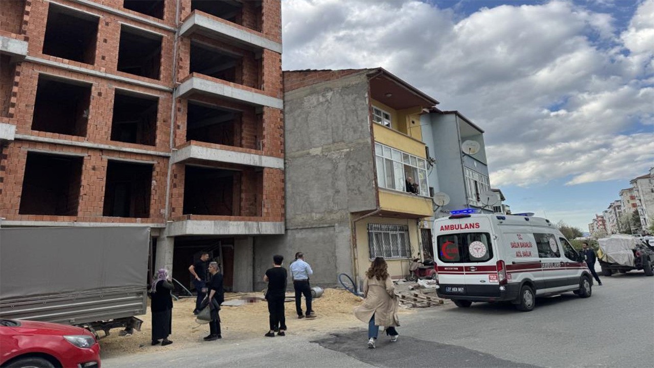  İnşaattan kafasına mutfak tüpü düşen işçi hayatını kaybetti
