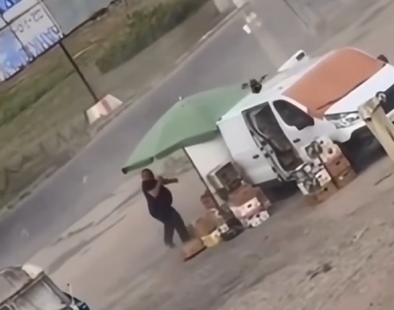 İnsanlık dışı vahşet kamerada! Ukrayna dronu silahsız sivilin üzerinde patladı!