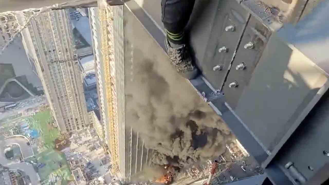 İran füzesi isabet eden gökdelen inşaatındaki Çinli işçiler fenomen oldu! Füzenin isabet ettiği gökdelende çalışan işçiler öbür tarafa gitti geldi!