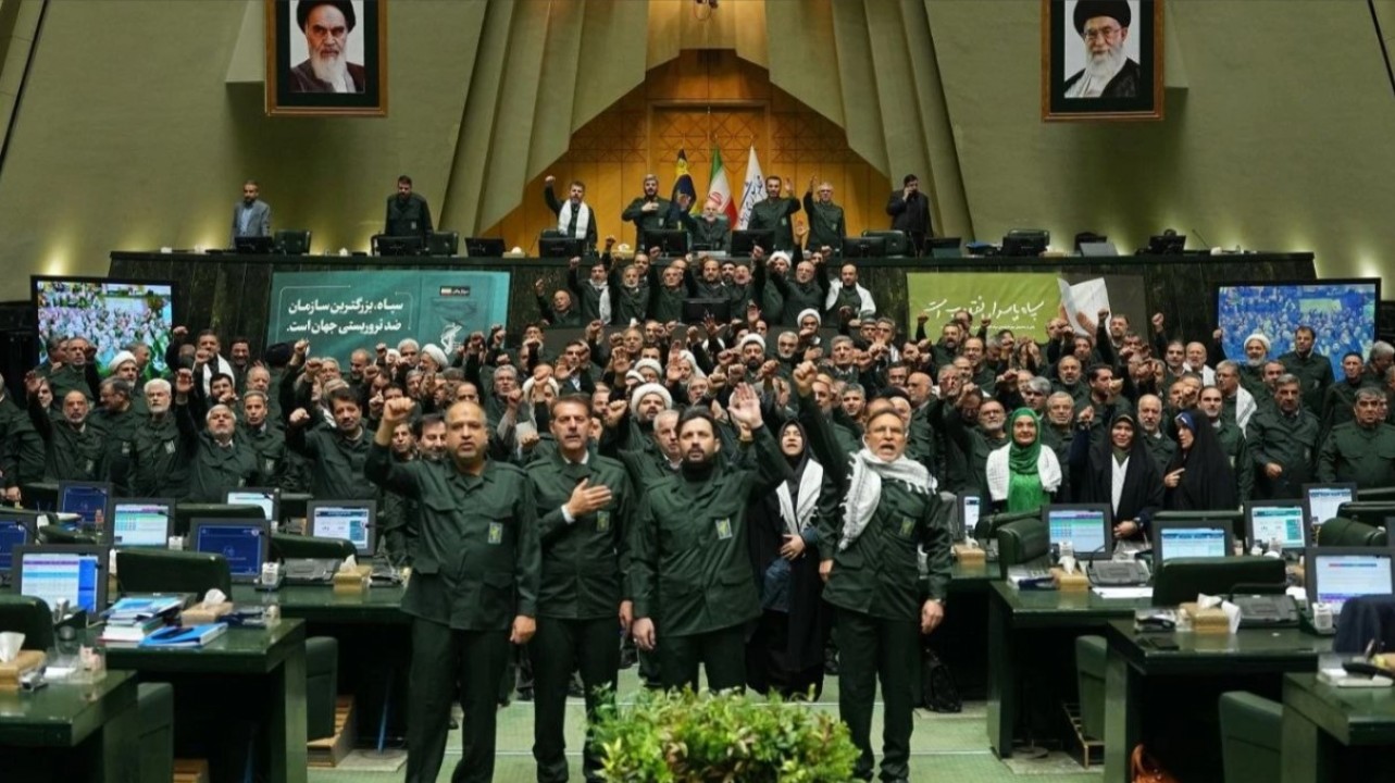 İran Parlamentosu'nda milletvekilleri askeri üniforma giydi! 