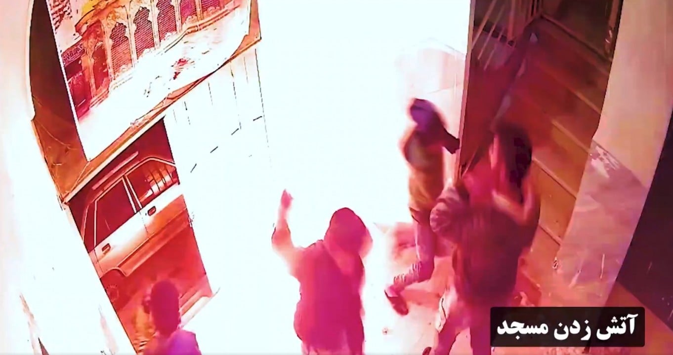 İran’da kimlerin sokakta olduğunu görün! Protestocular camideki çocukları yakmaya çalıştı!