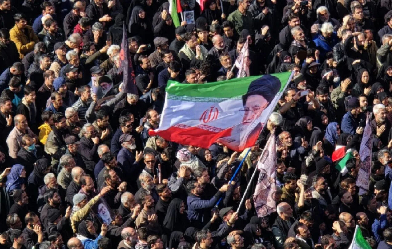 İran’da mahşeri kalabalık: Hamaney’in ardından yüz binler intikam için yürüyor! Gözyaşı ve öfke sokağa taştı