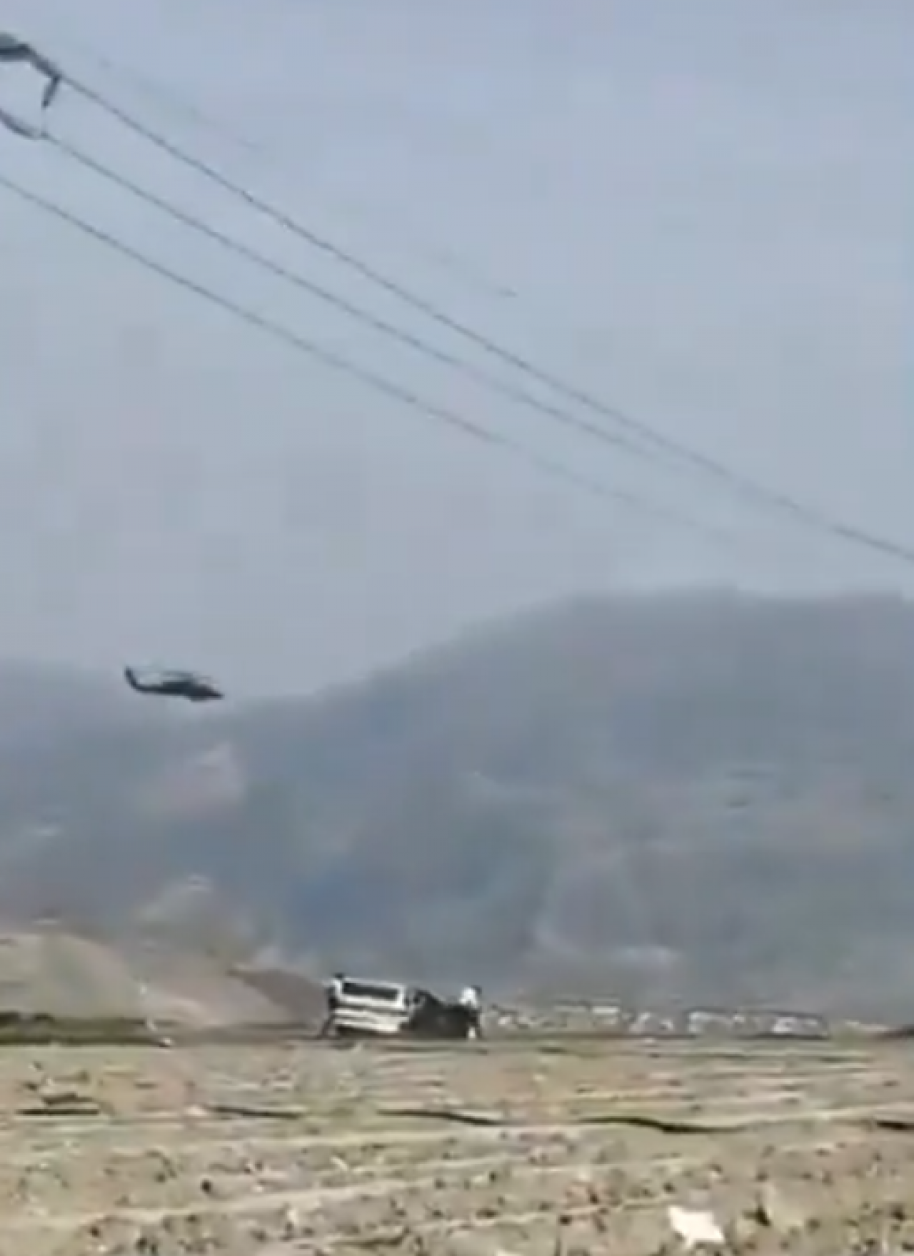 İran'dan inanılmaz görüntüler! Siviller ABD helikopterini hedef aldı