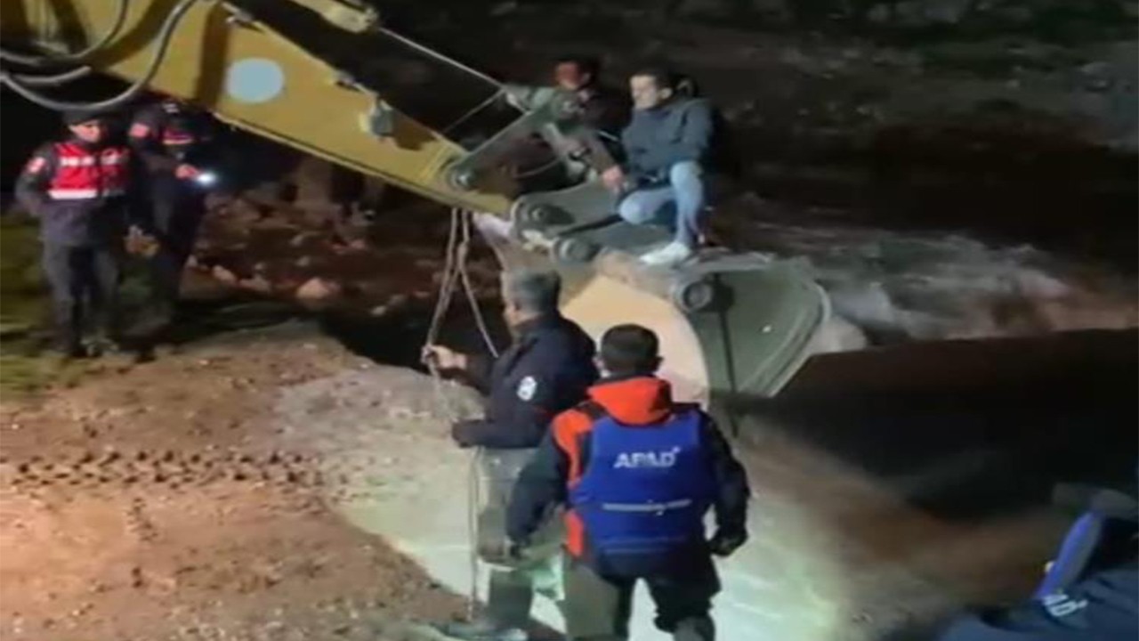 İş makinası sayesinde boğulmaktan son anda kurtarıldılar