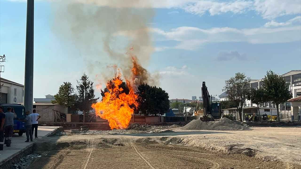 İş makinesi doğal gaz borusunu patlattı! Çorlu'da alevler göğe yükseldi!