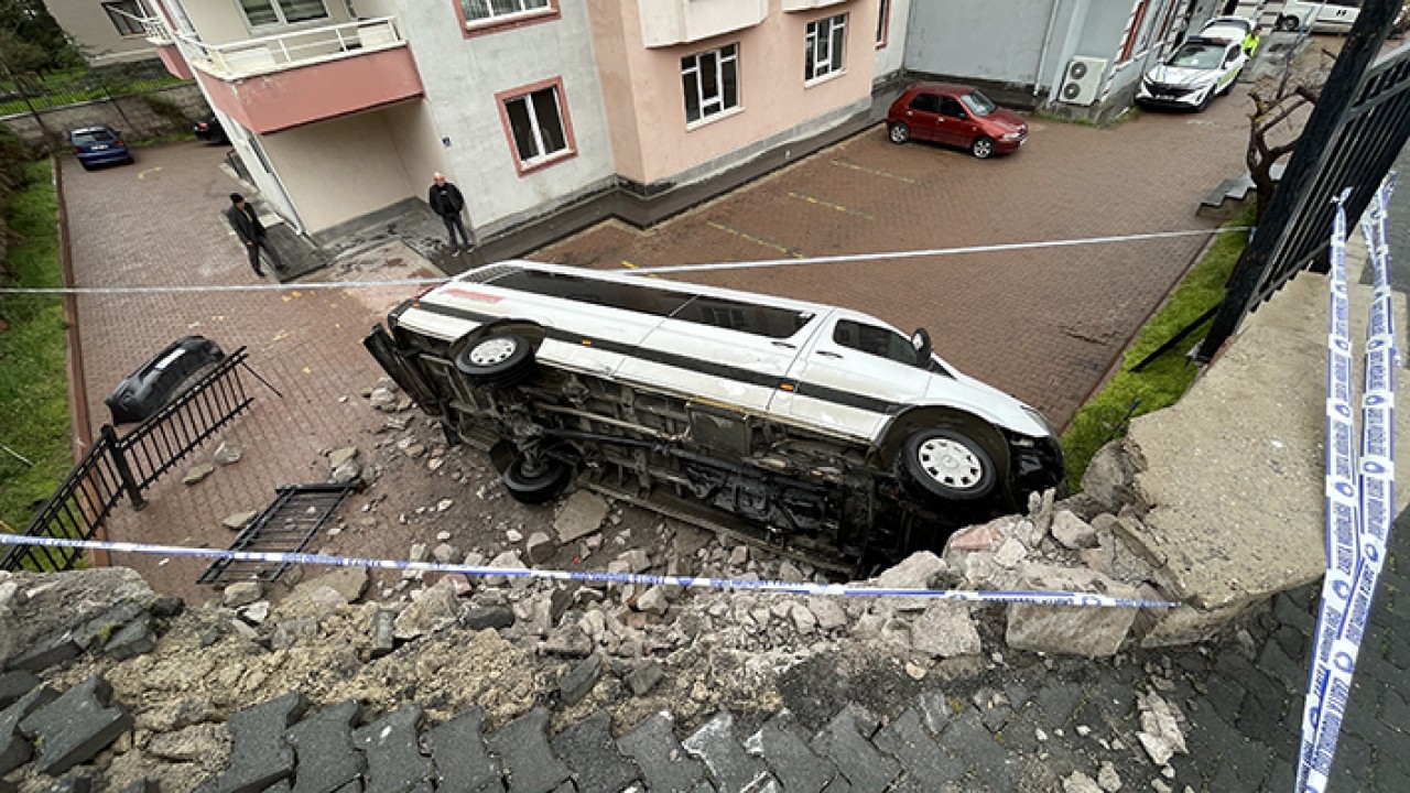 İşçi servisi apartman bahçesine uçtu kaza ucuz atlatıldı