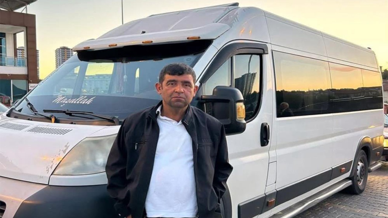 Isıtmak için ateş yaktığı minibüs tutuşunca kalbine yenik düştü