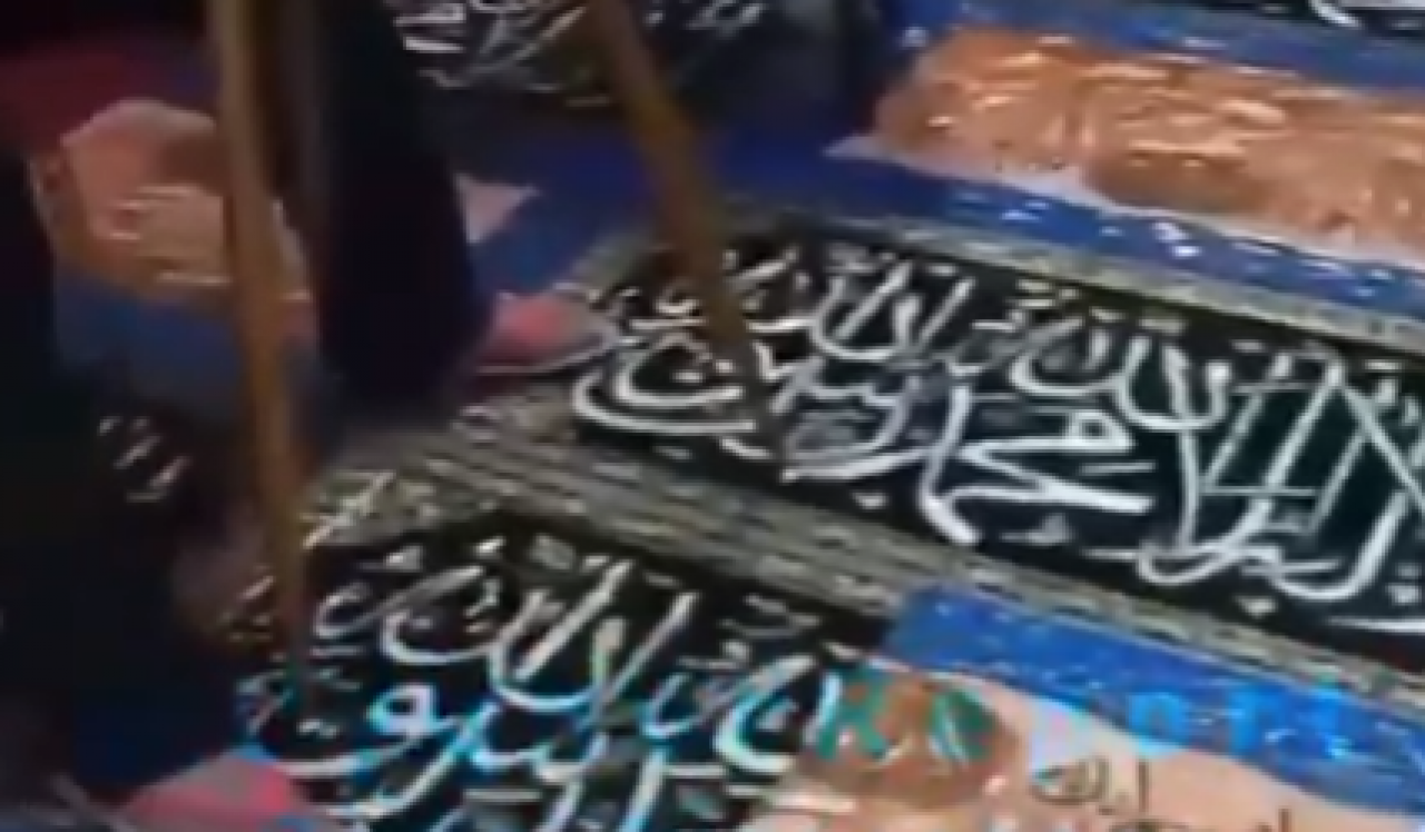 İslam düşmanlığında sınır tanımayan Çin zihniyetinden alçak provokasyon! Restoran zeminine Kelime-i Şehadet yerleştirip kutsallara bastılar!