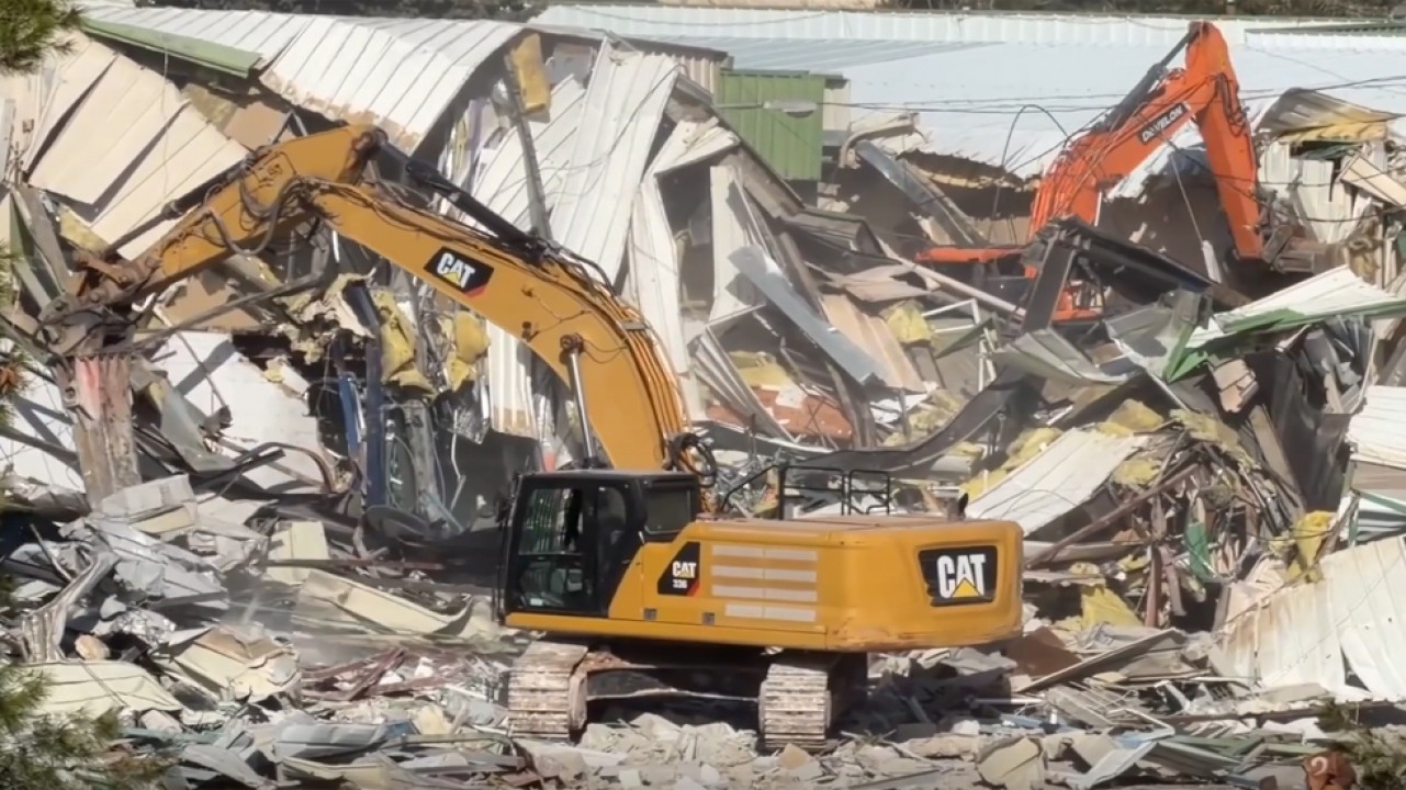 İsrail, Doğu Kudüs'te UNRWA merkezini yıkmaya başladı