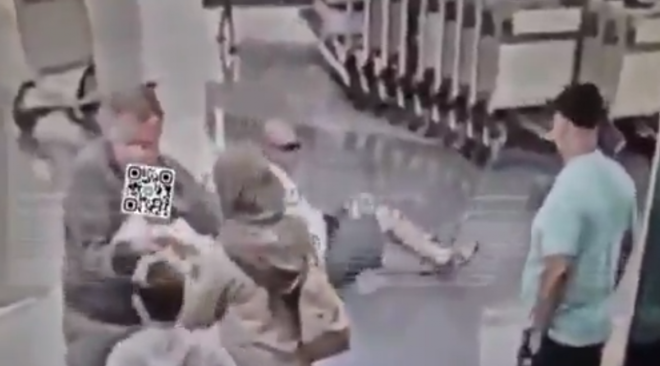 İsrail vahşeti sınır tanımıyor: Katil ruh her yerde! 2 yaşındaki çocuğu kaldırıp yere böyle çarptı