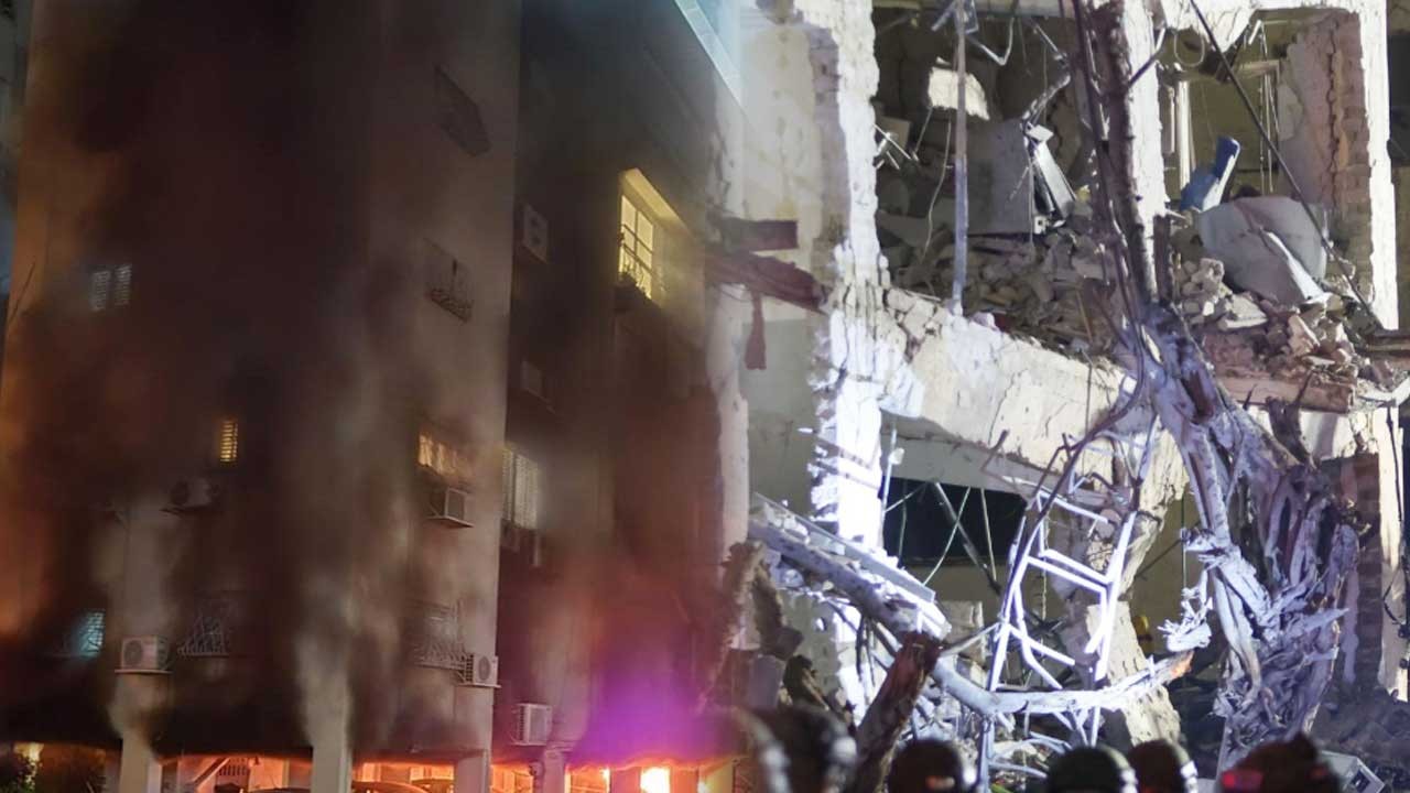 İsrail’in Arad kentinde füzeler patladı! Katil İsrail belasını buldu