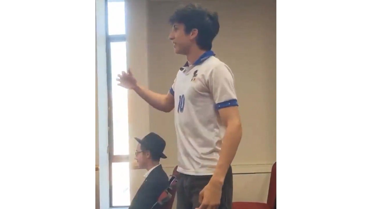 İsrailli teröristi konuşmacı olarak çağırmışlardı... Cesur genç tüm gerçekleri yüzlerine haykırdı!