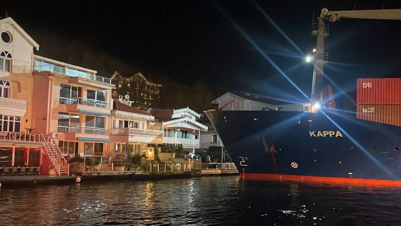 İstanbul Boğazı'nda panik! Gemi karaya oturdu