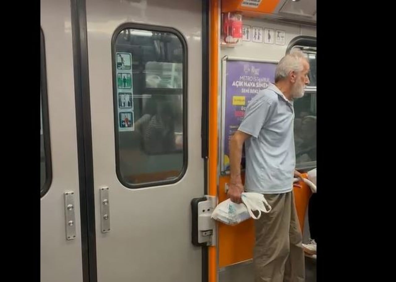 İstanbul M1 Metrosunda İlginç Anlar: Bir Vatandaş Aniden Bağırmaya Başladı