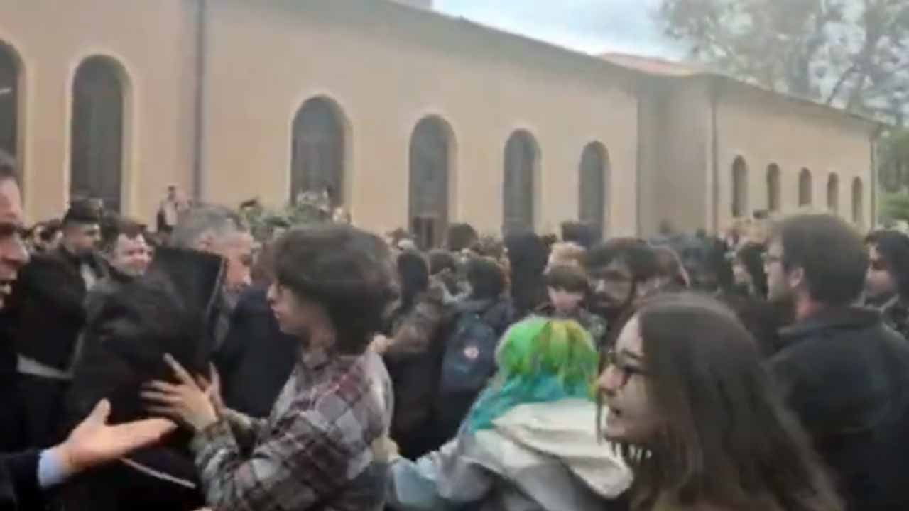 İstanbul Üniversitesi öğrencilerinden skandal protesto! 'aile yılı' etkinliğine bile saldırdılar