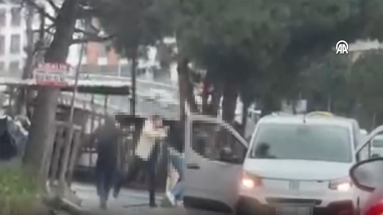 İstanbul'da aracından inerek yayaya saldıran 2 kişi gözaltına alındı
