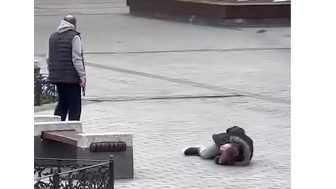 İstanbul’da dehşete düşünen görüntü! Tartıştığı kişiyi vurup başında bekledi