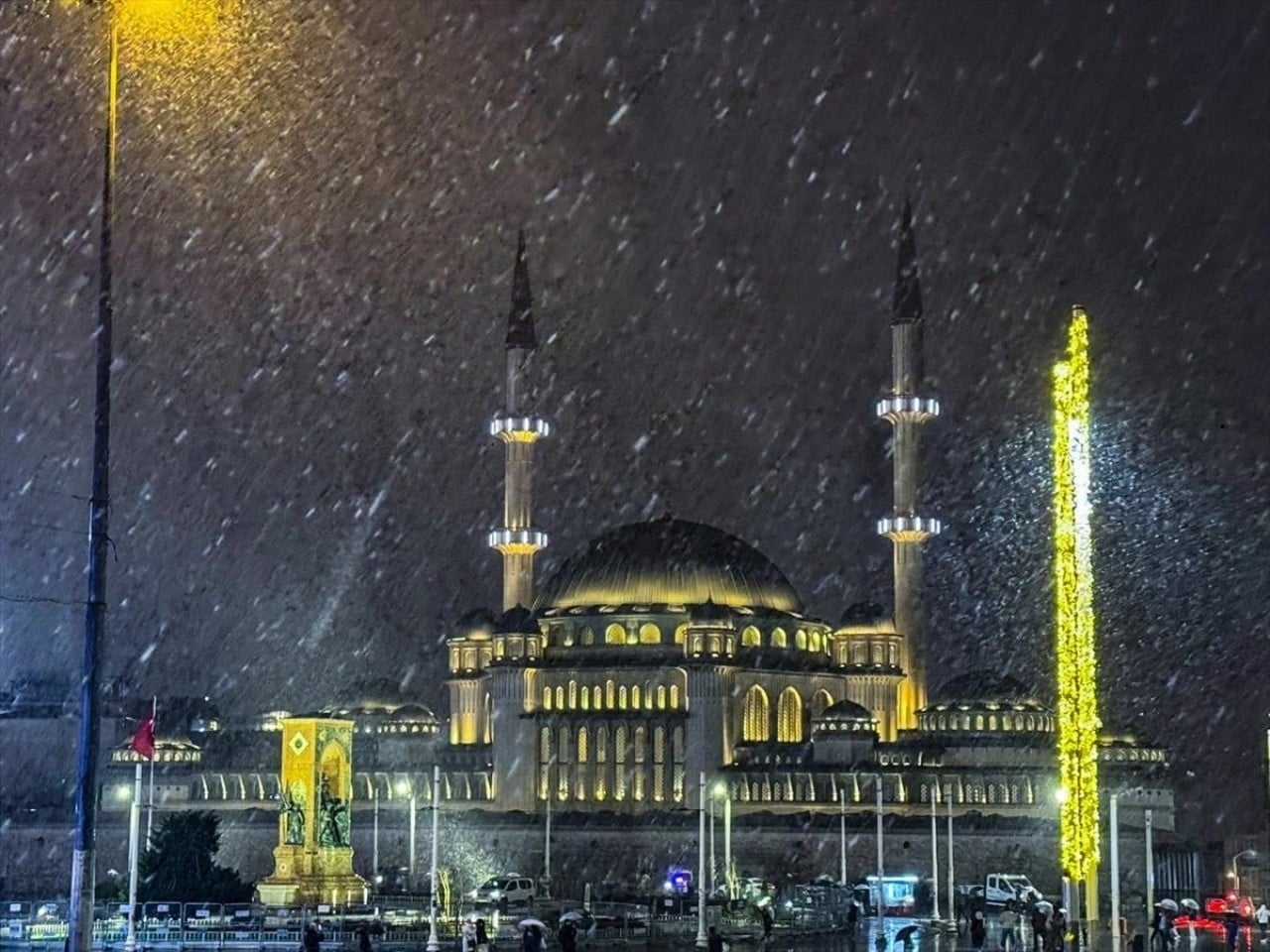 İstanbul'da kar alarmı: Megakent beyaza bürünmeye başladı!