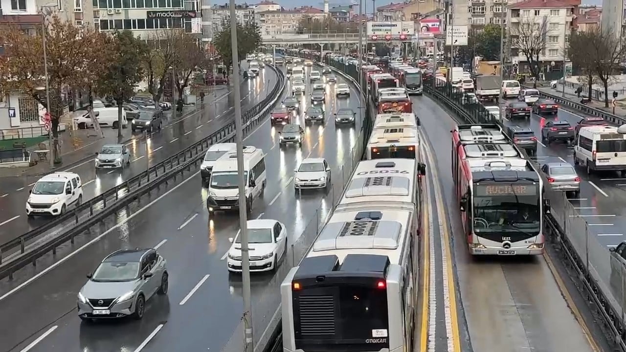 İstanbul’da klasik metrobüs olayı! Yine arızalandı yine yoğunluk oluştu