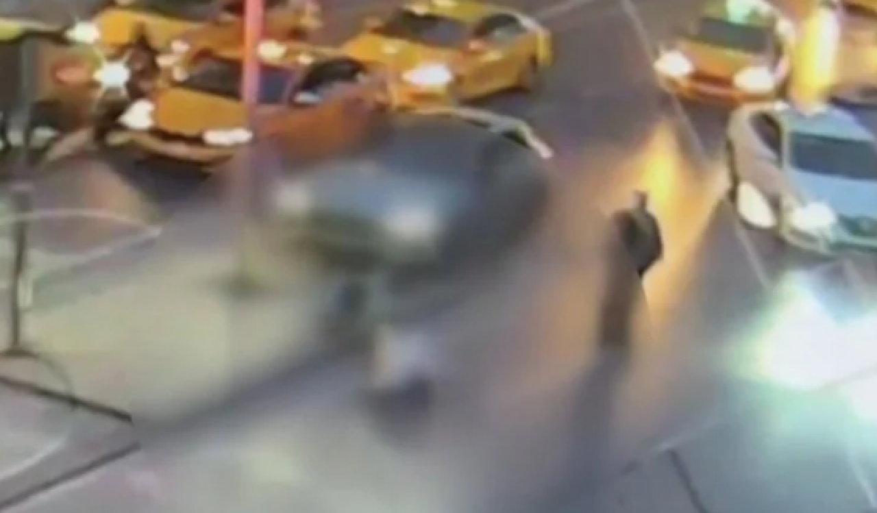 İstanbul'da korkunç kaza! Ölümle yaşam arasındaki o saniyeler: Direk devrildi, turist altında kaldı