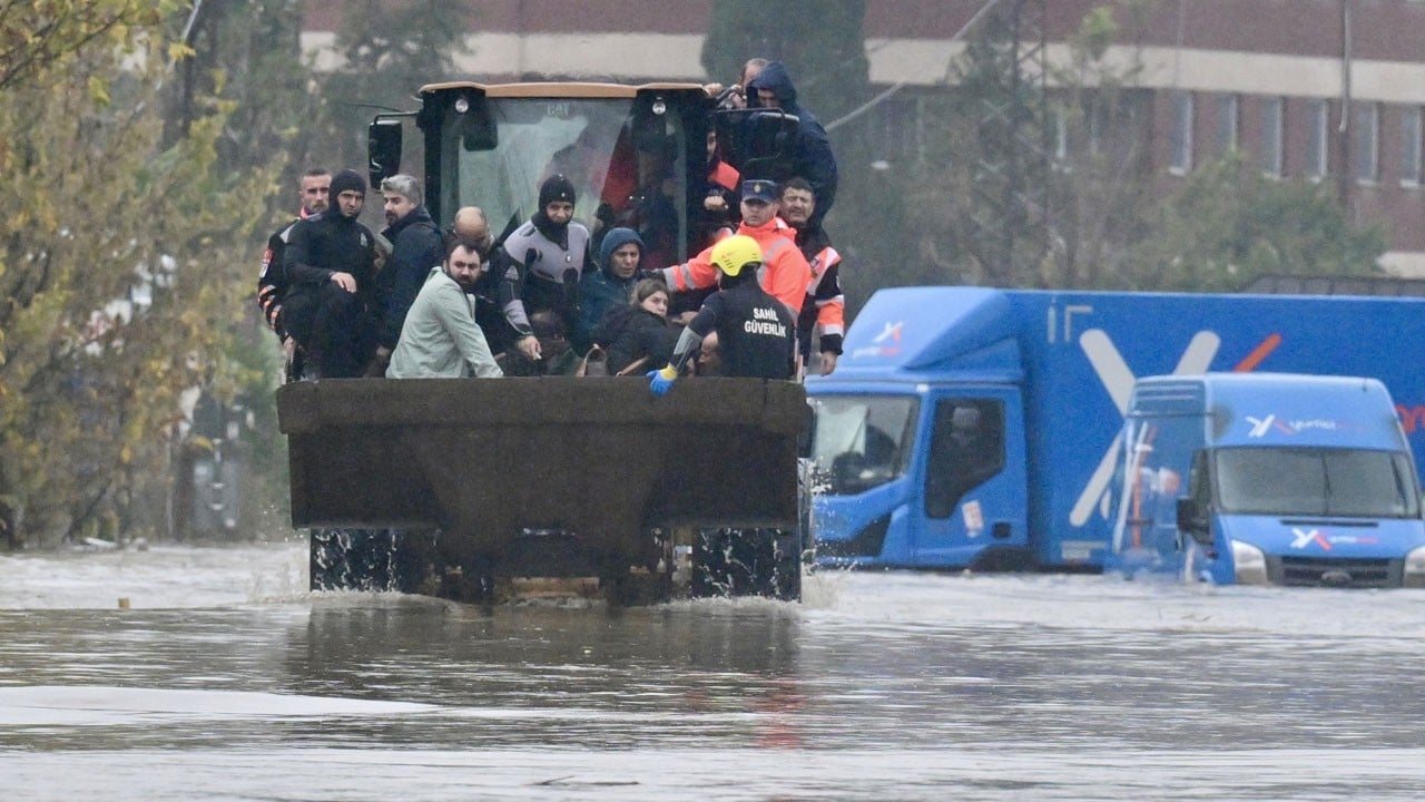 İstanbul'da sağanağın olumsuz etkileri sürüyor! Mahsur kalan işçiler kepçeyle kurtarıldı