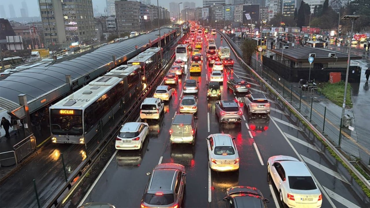 İstanbul’da trafik çilesi! Haftanın ilk iş gününde trafik yoğunluğu oluştu