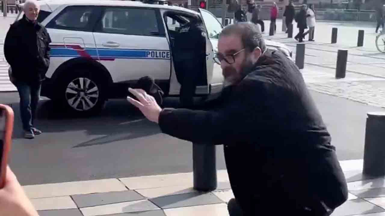 İşte siyonist sahtekarlığı bu! Yaşlı başlı adam saldırıya uğramış gibi rol yaptı