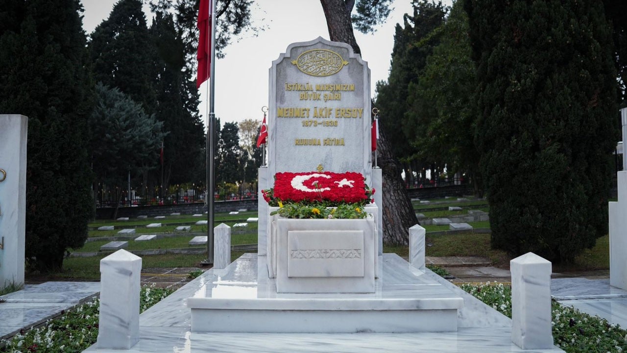 İstiklal Şairi’ne 89. yılda vefa! Mehmet Akif Ersoy kabri başında anıldı