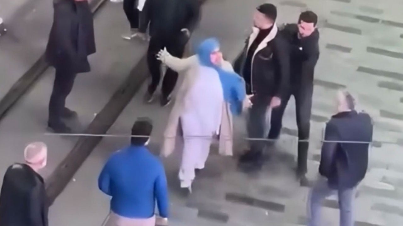 İstiklal’de ortalık savaş alanına döndü! AVM’de başlayan kavga sokağa taştı