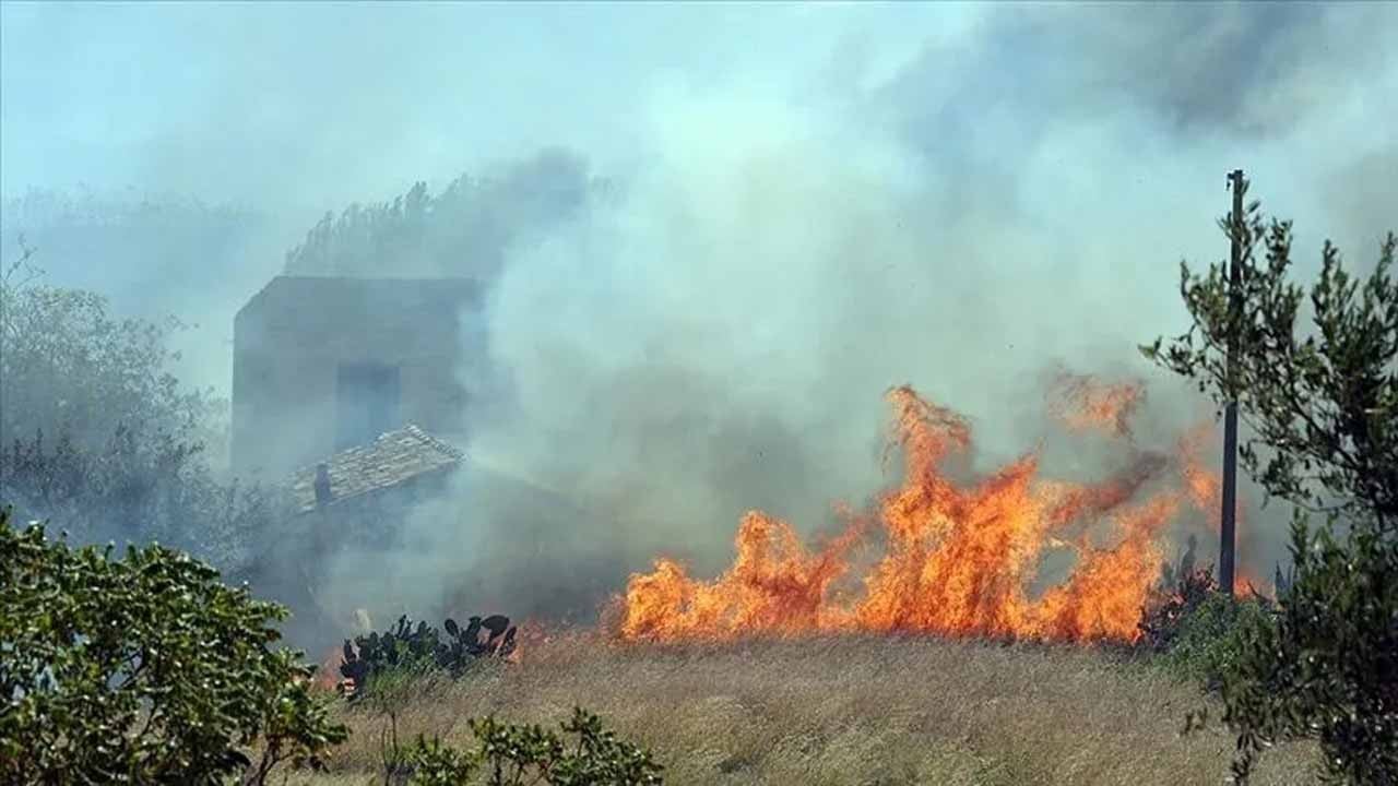İtalya'nın Sicilya Adası alev alev yanıyor