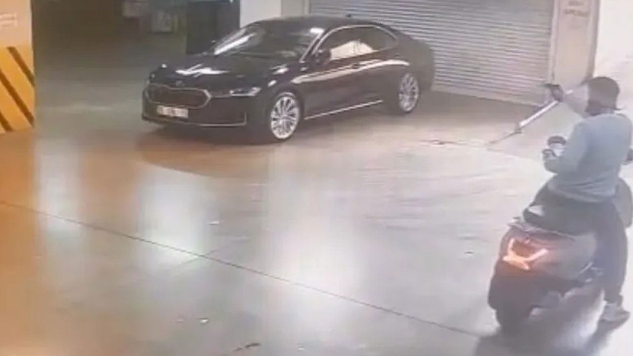 İzmir'de belediye başkanının aracına silahlı saldırı anı kamerada