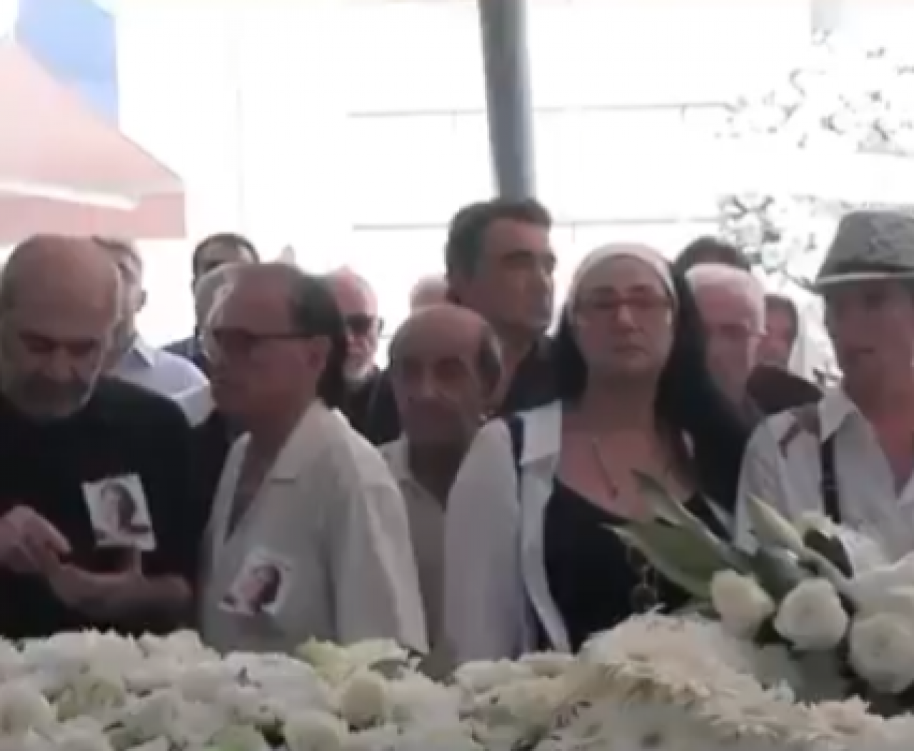 İzmir’de cenaze namazında kadın-erkek karışık saf tutuldu! İmam namazı kıldırmadı!
