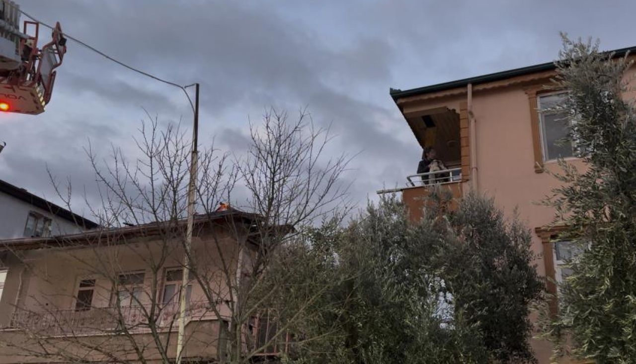 İznik’te lodos yangını büyüttü: Ev sahibi alevlerin ortasında sigara keyfinden vazgeçmedi!