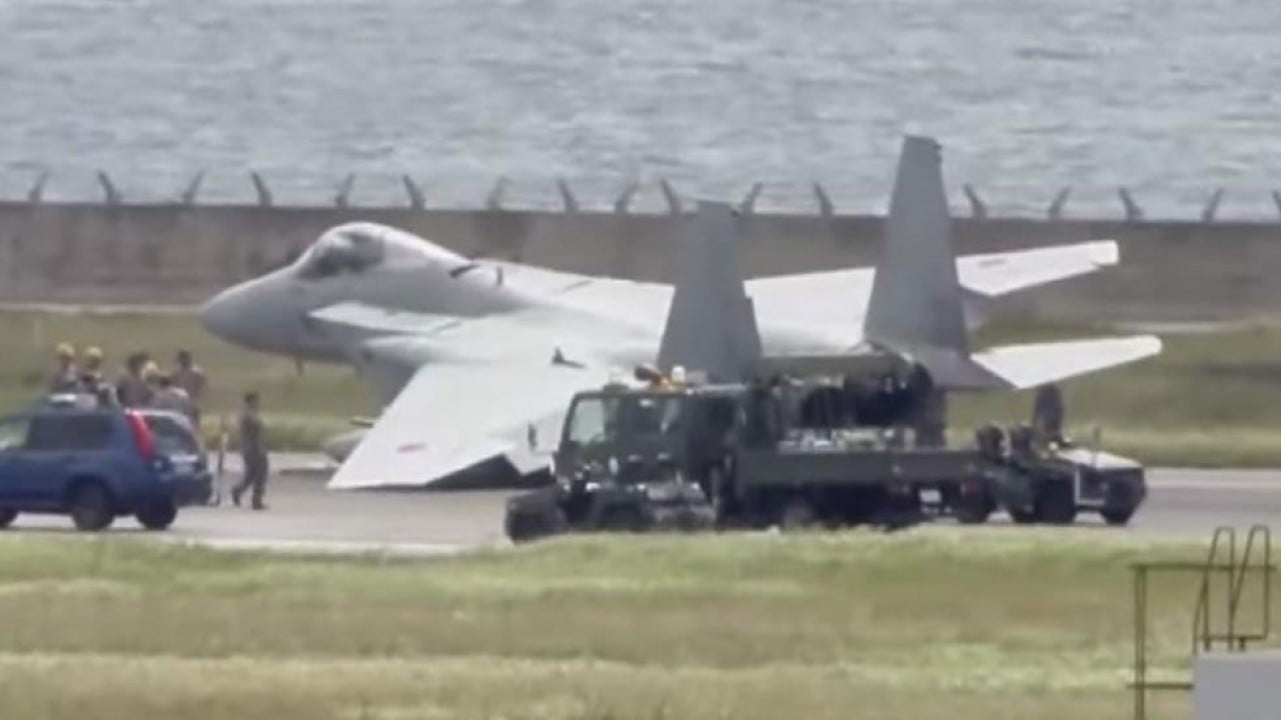 Japonya’ya ait F-15 savaş uçağı, acil inişin ardından sol kanadının üzerine yattı