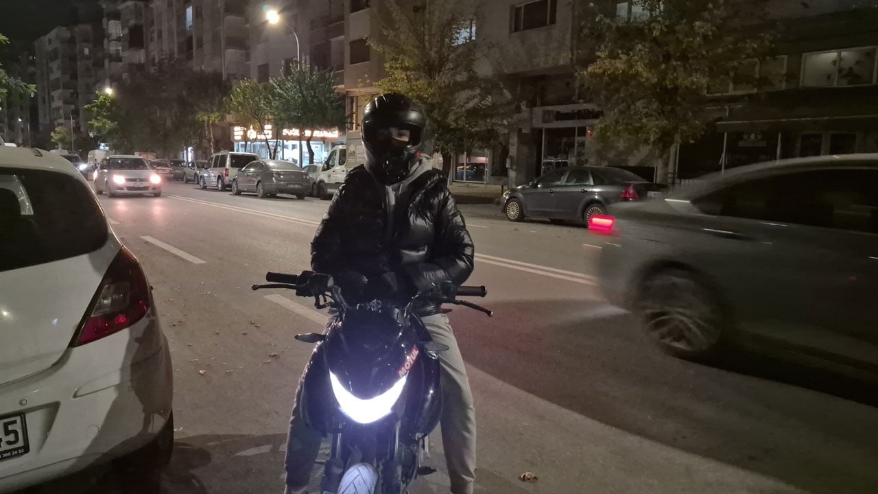 Kadın sürücü motosikletlinin üzerine yürüdü!