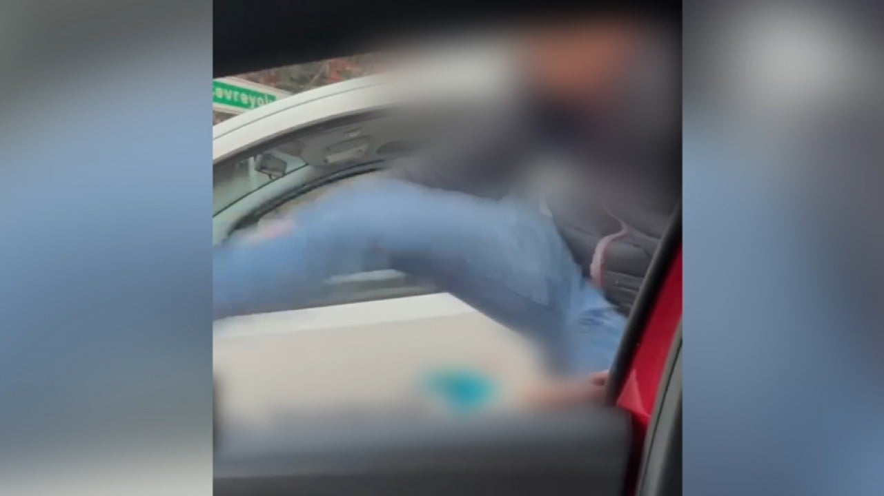 Kadın sürücünün aracına zarar veren trafik magandası gözaltına alındı