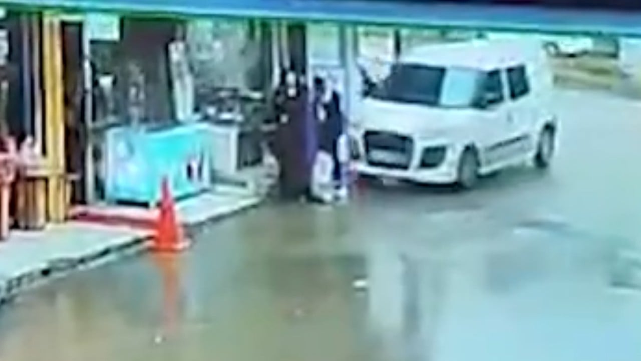 Kadın trafik canavarı çarptığı 3 yayayı altına aldı