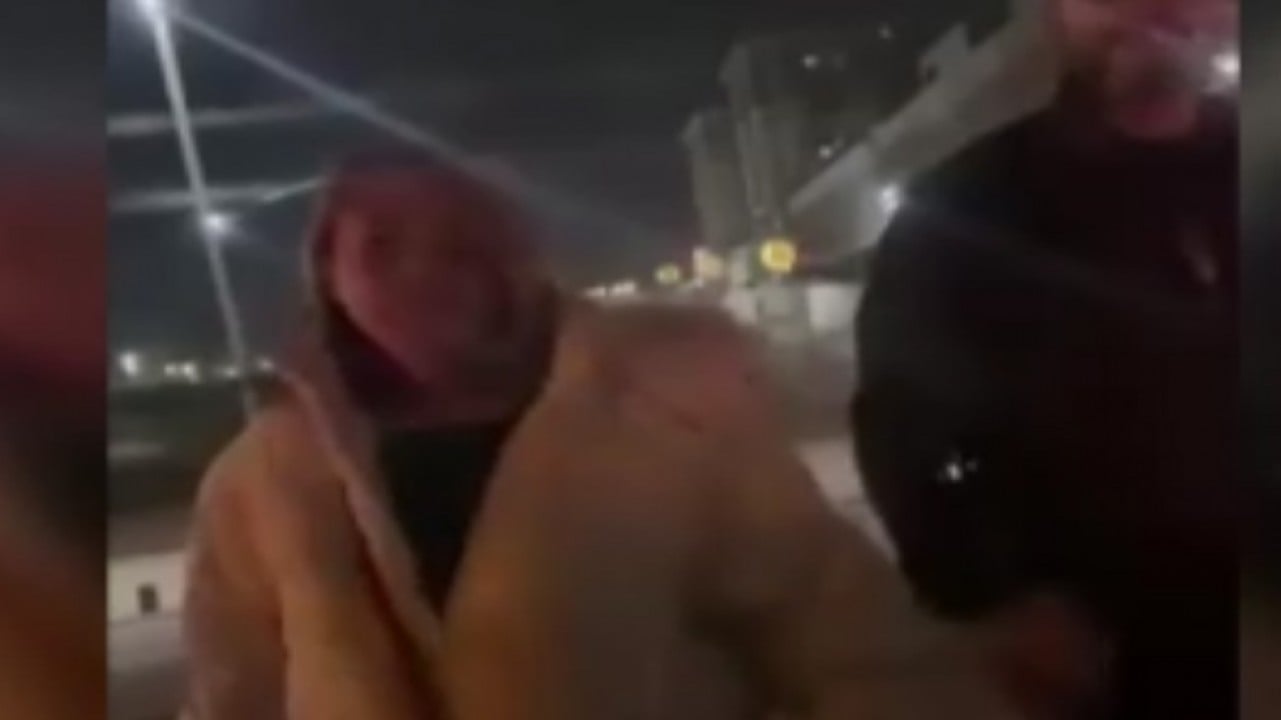 Kadın trafik magandası, diğer kadının kullandığı aracı tekmeledi