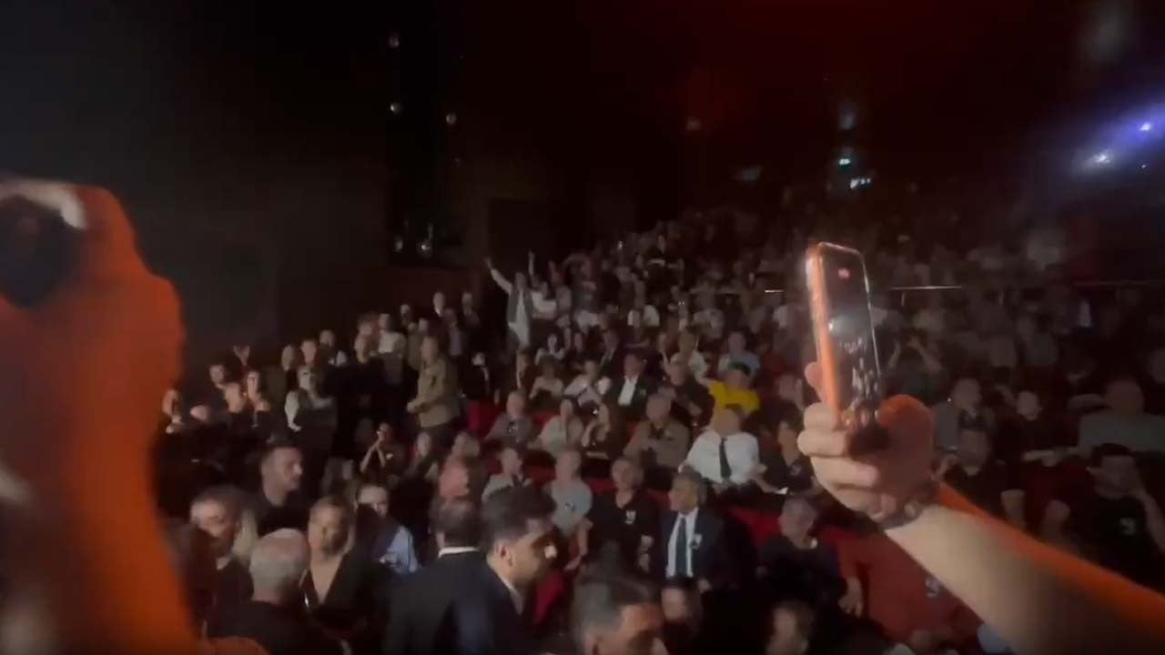 Kadir İnanır'ın töreninde Kenan Evren'i savunan şahıs ortalığı gerdi