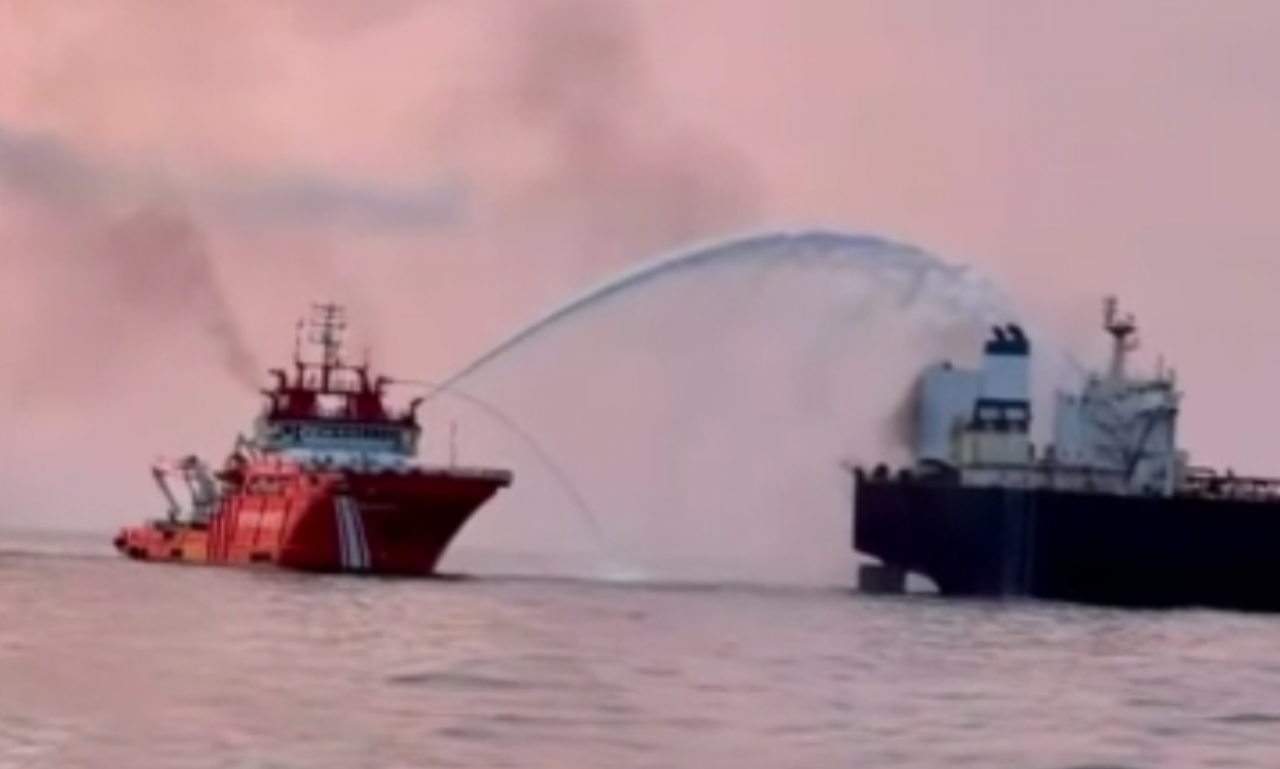 KAIROS tankerindeki yangında soğutma sürüyor! 25 kişilik mürettebat saniyelerle kurtuldu