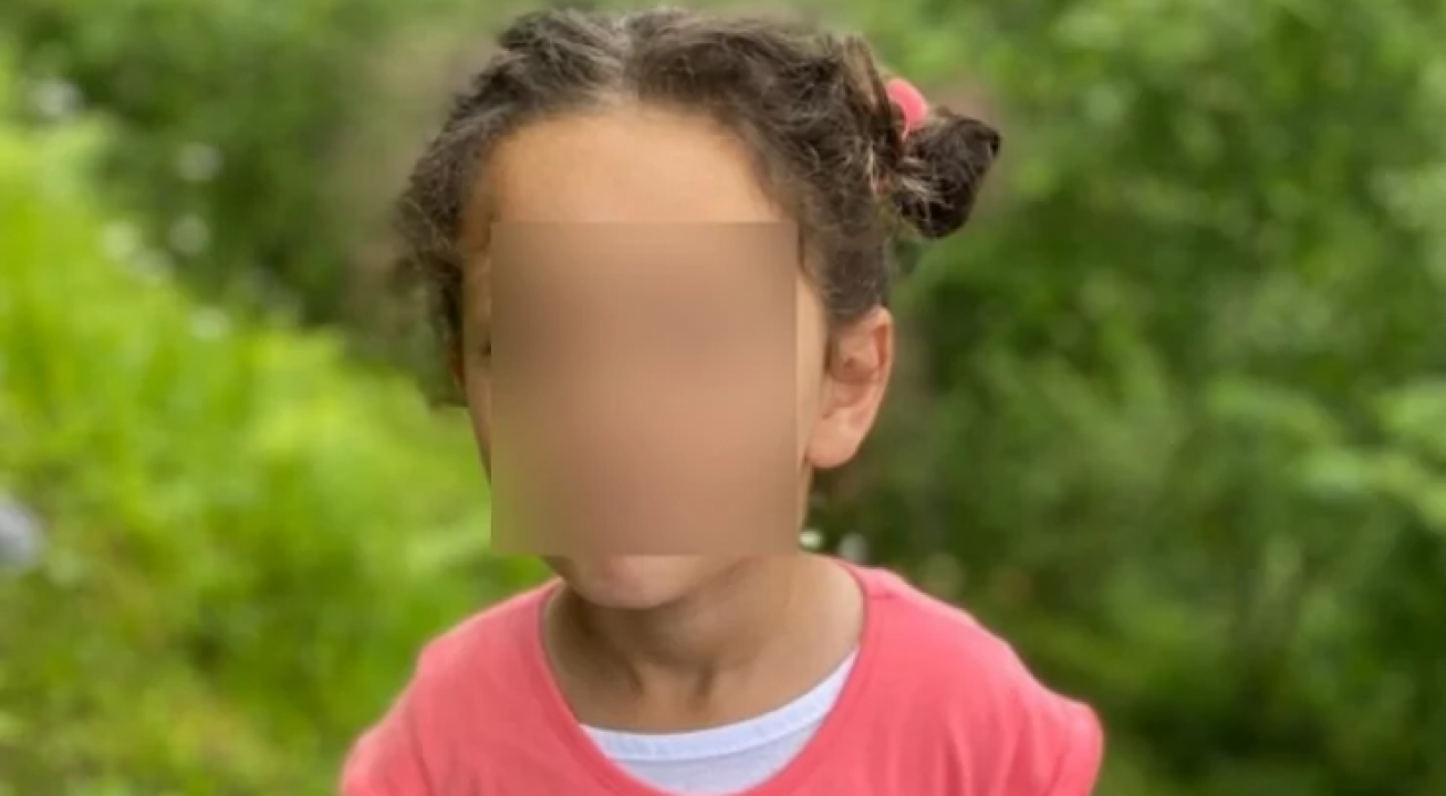 Kaldırım faciasından acı haber: 8 yaşındaki Elif kurtarılamadı Trabzon'da kaldırımda yürürken kontrolden çıkan bir otomobilin altında kalarak ağır yaralanan 8 yaşındaki minik Elif Deniz, tedavi gördüğü hastanede tüm müdahalelere rağmen hayatını kaybetti. Yılmaz Çebi İlköğretim Okulu öğrencisi Elif’in babaannesi ve kuzeninin durumlarının da hala kritik olduğu öğrenildi. Trabzon'un Araklı ilçesi, geçtiğimiz Cuma günü yaşanan feci trafik kazası sonrasında gelen acı haberle sarsıldı. Kazada yaralı o