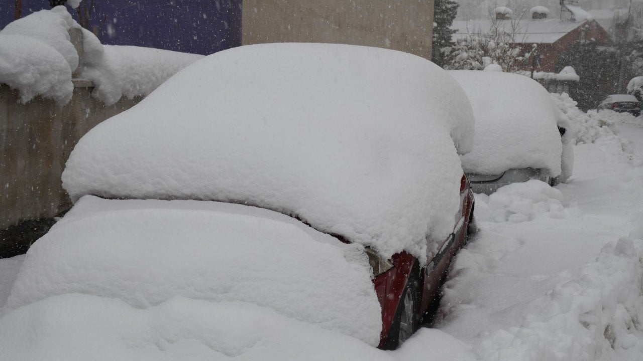 Kar hayatı durdurdu! Araçlar tamamen kayboldu