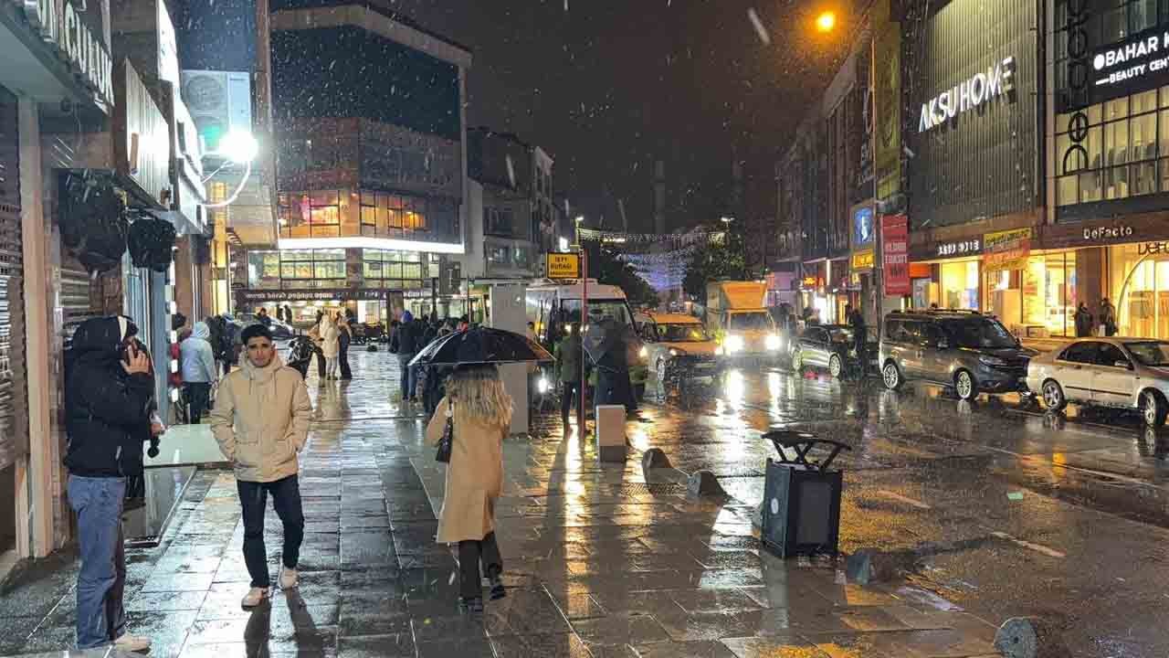 Kar İstanbul’a geri döndü: Arnavutköy'de yağmaya başladı 