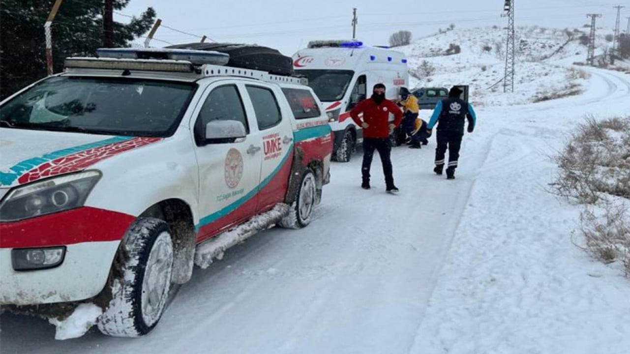 Kar ve tipi onları durdurmuyor hastalara yetişiyorlar