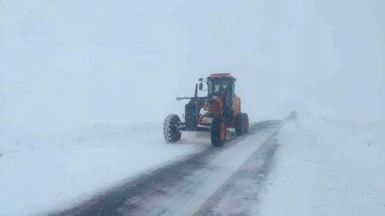 Kar yağışı ve tipi etkili oluyor! 27 köy yolu ulaşıma kapandı