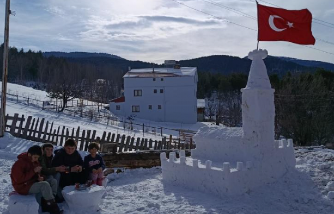 Kar yağışını sanata ve mutluluğa dönüştürdüler: Çocuklar istedi baba, kardan ‘Kız Kulesi’yaptı