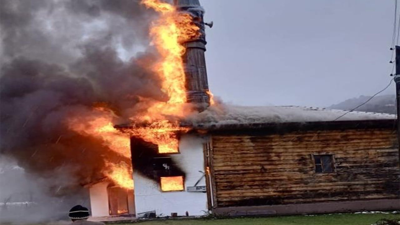 Karabük'te 450 yıllık ahşap cami alevlere teslim oldu