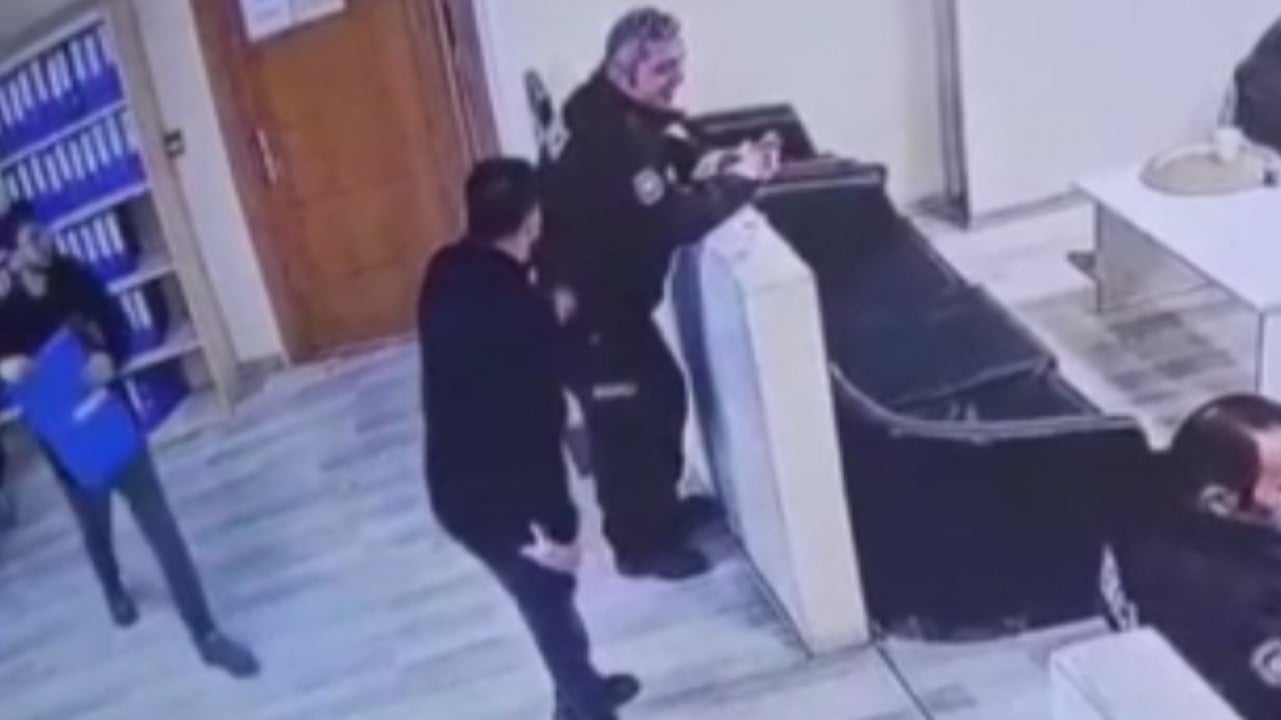 Karakolda bekçiye saldırıp silahını almaya çalıştı