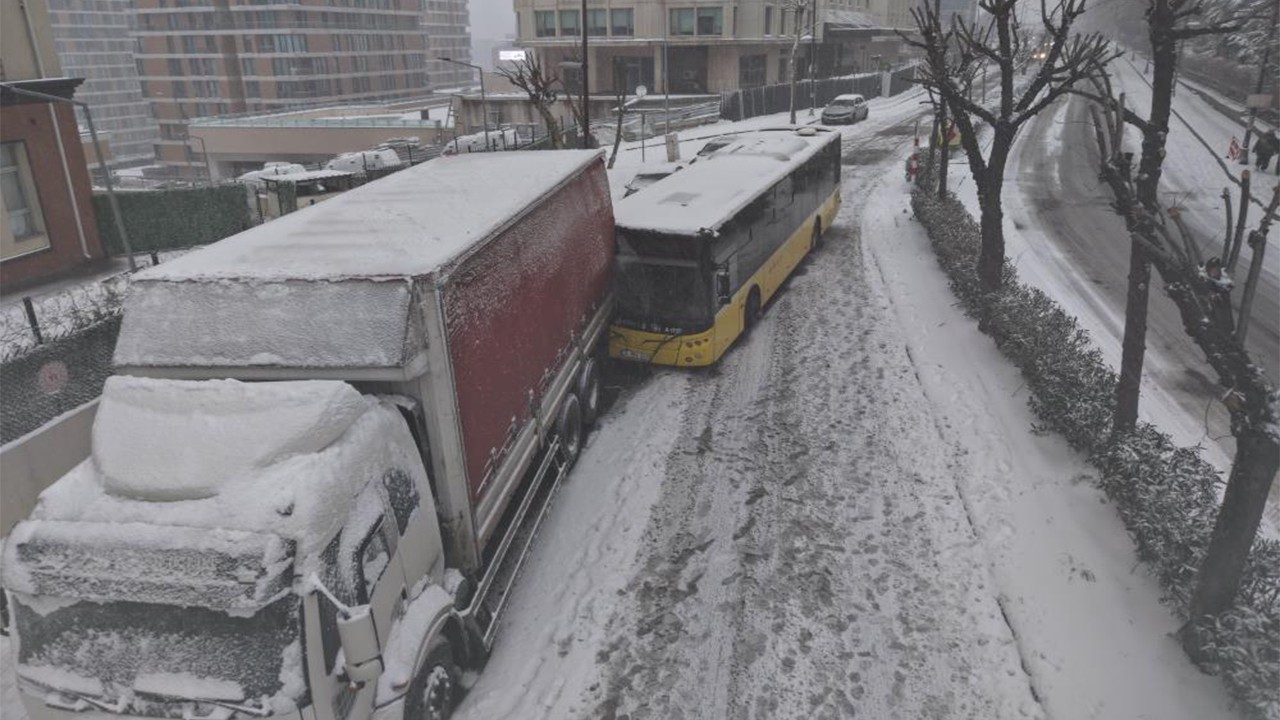 Kardan kayan İETT otobüsü park halindeki kamyona çarptı